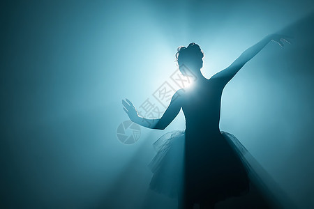 Ballerina在黑暗工作室用烟雾在地板上练习 明亮的光线 芭蕾舞者们正在跳舞身体女孩芭蕾舞男人姿势优美女性演员成人行动图片
