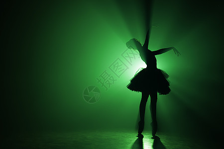 Ballerina在黑暗工作室用烟雾在地板上练习 明亮的光线 芭蕾舞者们正在跳舞舞蹈运动夫妻成人男性行动女孩身体音乐女士图片