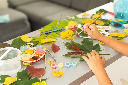 小女孩画画 秋叶树叶创造力工艺绘画喜悦教育爱好调色板天赋童年艺术家图片