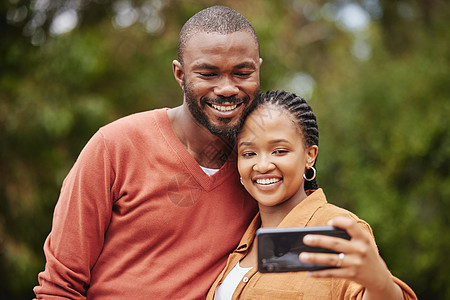 时尚 现代的情侣在公园浪漫约会时用手机自拍 并在社交媒体应用程序上分享关系状态 微笑 相爱的已婚丈夫和妻子捕捉幸福的回忆图片