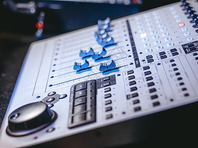 专业录音室 声音处理设备接口 推子 不同模式的音频控制台 处理歌曲或声音天赋混合器打碟机音乐会议平衡记录频率广播麦克风图片