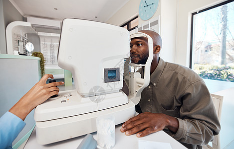使用自动折射仪在验光师处与年轻男子进行眼科检查 检查或筛查 患者用处方眼镜或隐形眼镜的配镜师测试他的视力和视力图片