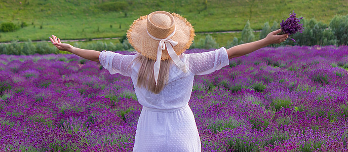 穿白裙子的紫衣花朵的女人 乌克兰幸福农村快乐芳香女性紫色女孩晴天女士疗法图片