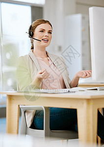 保险代理人 呼叫中心或联系支持员工在工作时通过她的耳机在她的服务台提供良好的客户服务 女顾问通过她的耳机谈论我们进行咨询和帮助图片