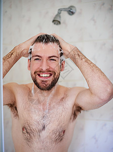 他每天的梳妆习惯 一个英俊的年轻人在家洗澡时 在家里洗个澡图片