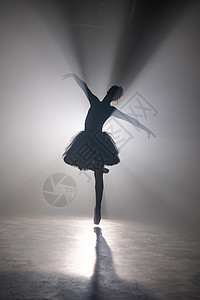 Ballerina在黑暗工作室用烟雾在地板上练习 明亮的光线 芭蕾舞者们正在跳舞平衡优美演员体操女性成人夫妻女孩身体女士图片