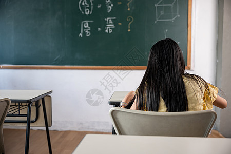 在黑板上写辛勤工作 校中女孩在课堂课上的回视教学学习童年老师孩子女性青少年知识孩子们教育图片