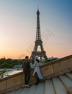 巴黎法国日出的艾菲尔塔 夏天的巴黎艾菲尔塔观光反射天际夫妻假期吸引力地标城市蓝色金属图片