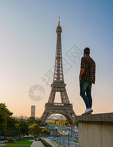 罾巴黎法国日出的艾菲尔塔 夏天的巴黎艾菲尔塔太阳反射建筑城市纪念碑日落假期金属旅行场景背景
