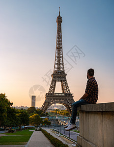 巴黎法国日出的艾菲尔塔 夏天的巴黎艾菲尔塔天空建筑吸引力首都地标历史性旅游纪念碑假期天际图片