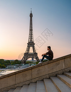 巴黎法国日出的艾菲尔塔 夏天的巴黎艾菲尔塔建筑旅行纪念碑天际日落场景历史性男人反射景观图片