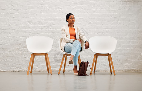 就业 招聘和招聘 年轻女性坐在椅子上等待她在创意办公室接受 HR 面试 女性入围候选人准备好迎接她的会议或约会图片