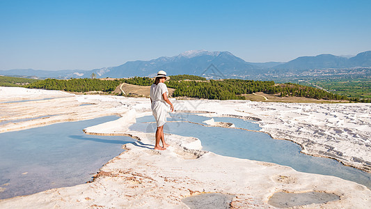 Pamukkale的自然流动池和梯田 土耳其西南部的棉花城堡女孩碳酸盐钟乳石裙子假期瀑布洗澡棉布水池蓝色图片