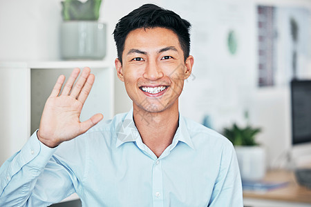 快乐的商务人士问候 挥手 用手势打招呼 同时在办公室里微笑 看起来很友好 亚洲企业家在证词中表示感谢或欢迎的肖像图片