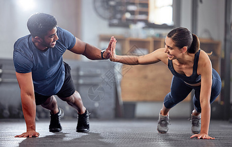 健身 动力和高五 同时在健身房一起做俯卧撑和锻炼 在健身俱乐部享受团队合作训练课程的同时 实现健康 健康和运动的情侣目标图片