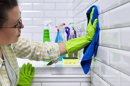 在浴室用显微纤维布的洗手间中 女性在排水板墙上擦亮家庭卫生抹布家政工作家务保姆洗涤剂清洁工面巾图片