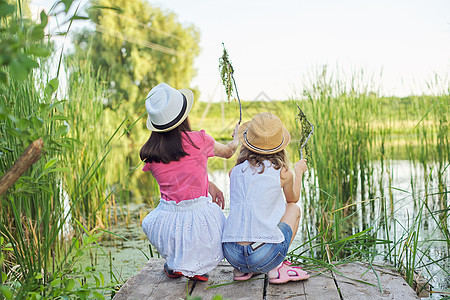 女孩们在湖边的竹子码头上玩水 聊天闲暇公园孩子们女性芦苇幸福喜悦童年自由快乐图片