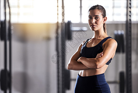 身材苗条 严肃的女性双臂交叉 站在健身房时对自己的身体和健康充满信心 一位运动型 坚定的女性准备锻炼以保持健康体型的肖像图片