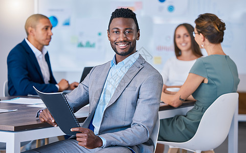 一位自信的商务人士在现代办公室主持会议的肖像 面带微笑 充满力量 快乐的黑人男性讨论创新战略 营销 规划和创意创业战略图片