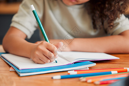 在家庭学校 课堂或图书馆的教育和知识中 创造性的儿童绘画 写作和着色 学龄前 小学或幼儿园儿童学习和学习写字母表图片