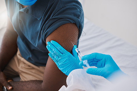 与医生 医疗保健或医疗专业人员一起为 covid 猴痘或埃博拉病毒注射疫苗 注射剂和药物 使用注射器或针头给诊所或医院病人注射的图片