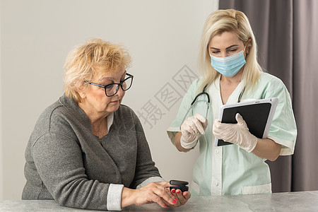 指尖附有脉搏血氧计的老年妇女手 老年测量心率 检查血液中的氧饱和度 冠状病毒的诊断 家中的COVID19疾病饱和女士药品压力病人图片