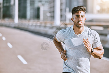 跑步者在城市街道上进行健身训练 在街上进行有氧运动和运动 严肃 健康 运动的男人为了健康而慢跑 锻炼和做例行跑步图片