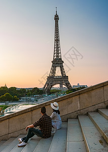 巴黎法国日出的艾菲尔塔 夏天的巴黎艾菲尔塔旅行地标旅游男人吸引力观光反射建筑蓝色夫妻图片