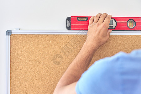 安装墙软木板 用于公告 说明装修维修控制板木板住宅木头房子公寓男人别针图片