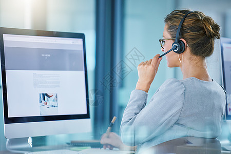 CRM 呼叫中心代理使用无线耳机通话 在线咨询客户 提供反馈 在计算机上工作 服务台热线支持操作员浏览互联网做客户服务工作图片
