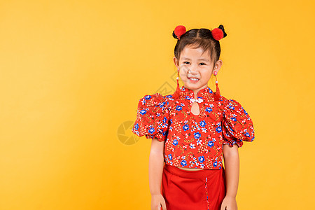 亚裔中国小女孩笑着穿着红长相传统女士化妆品女孩海报姿势金子快乐文化孩子图片