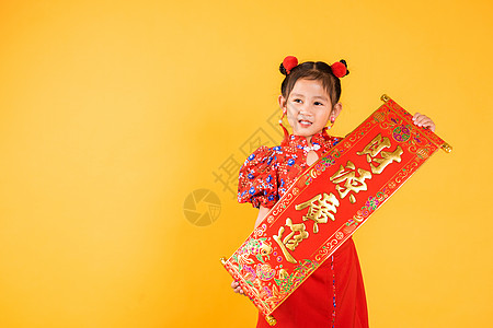 亚裔中国小女孩笑得开心 身着红青山qipao春庆节晚宴情诗歌女孩快乐女士文化女性标签裙子展示节日幸福图片