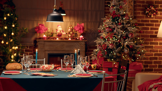 清空的传统圣诞晚宴桌 在装饰好的客厅里 还有节日花园和餐具图片