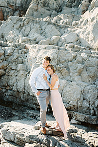 男女拥抱男人和女人站在岩石上拥抱着的男女背景
