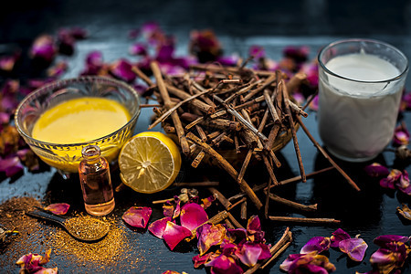 黑色木质表面上的 manjistha 或 Indin 茜草根面罩 由 manjistha 根粉 柠檬 牛奶和一些必需的玫瑰油组成图片