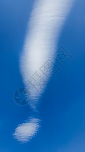 蓝色天空中的云以感叹标记的形式呈现 夏天的天气气象预报员翅膀维生素射线燕子自由地平线飓风斗争紫外线图片