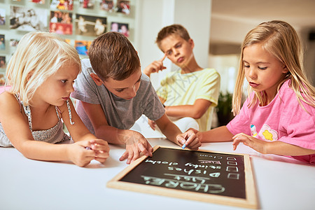 做家务教育孩子承担责任 孩子们在家中的黑板上写一份杂务清单 (笑声)图片