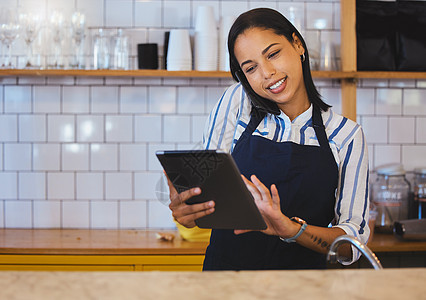 女性咖啡馆或小企业经理打电话 阅读她店里的数字平板电脑 在准备在线杂货销售的咖啡店工作的创业女商务人士 企业家或员工图片