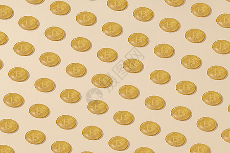 Bitcoin 将金黄色比特币硬币放在奶油背景上图片