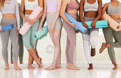 各种各样的健康 瑜伽和女性朋友站在健康工作室或健身房里放松和快乐 在锻炼 冥想和宁静的禅宗会议之前 女子健身队排着运动垫图片