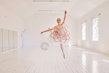 芭蕾舞 激情和芭蕾舞演员的艺术表演在舞蹈工作室以经典 优雅的动作表达自由 自由女练习套路 跳跃活力十足 姿势完美图片