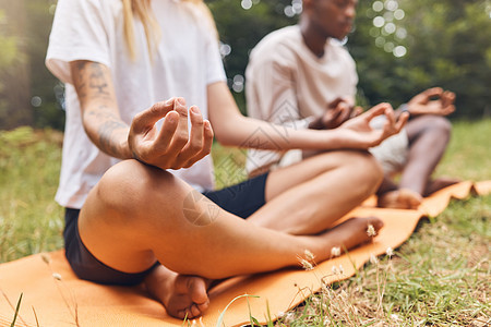 公园瑜伽冥想 禅宗和手印手势在莲花姿势中进行自然锻炼和锻炼 平静的能量 健康和专注的人 双腿交叉训练以实现和平 健康平衡和放松图片