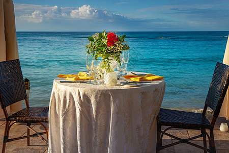 浪漫晚宴 牙买加日落时两个和的餐桌图片