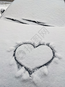 紧紧地在雪后车挡风玻璃上画红心图片