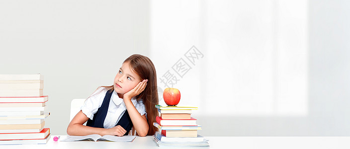 在学校书桌上看着可爱的小女孩女孩幸福瞳孔快乐青少年班级教育青春期知识沉思小学生图片