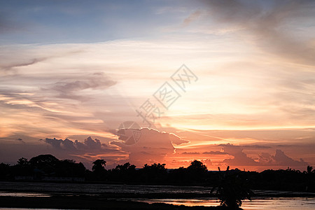 美丽的落日天空在云层之上 橙色的夕阳天空 美丽的天空 日落时戏剧性的红黄色柔和色彩旅行环境阳光天堂科学日出橙子柔软度太阳地平线图片