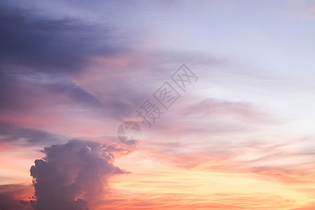 美丽的落日天空在云层之上 橙色的夕阳天空 美丽的天空 戏剧性的红色黄色柔和的颜色在日落时墙纸天堂科学旅行地平线橙子日出柔软度环境图片