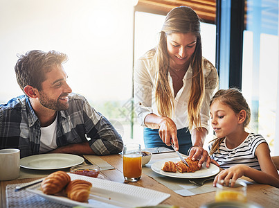 一家人在家一起吃早饭 可以保证前天的好日子图片