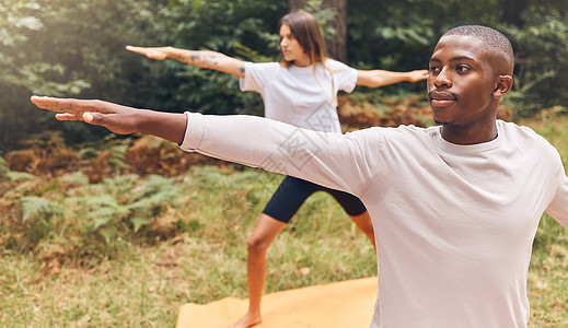 一对男女在户外进行身心和精神锻炼时的情侣 自然和瑜伽 不同种族的健身人士一起进行放松运动 伸展运动和平衡生活方式图片
