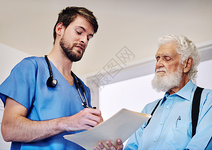让我们先快速浏览一下您的结果 一位年轻的医生在医院检查一位老年患者的病历图片